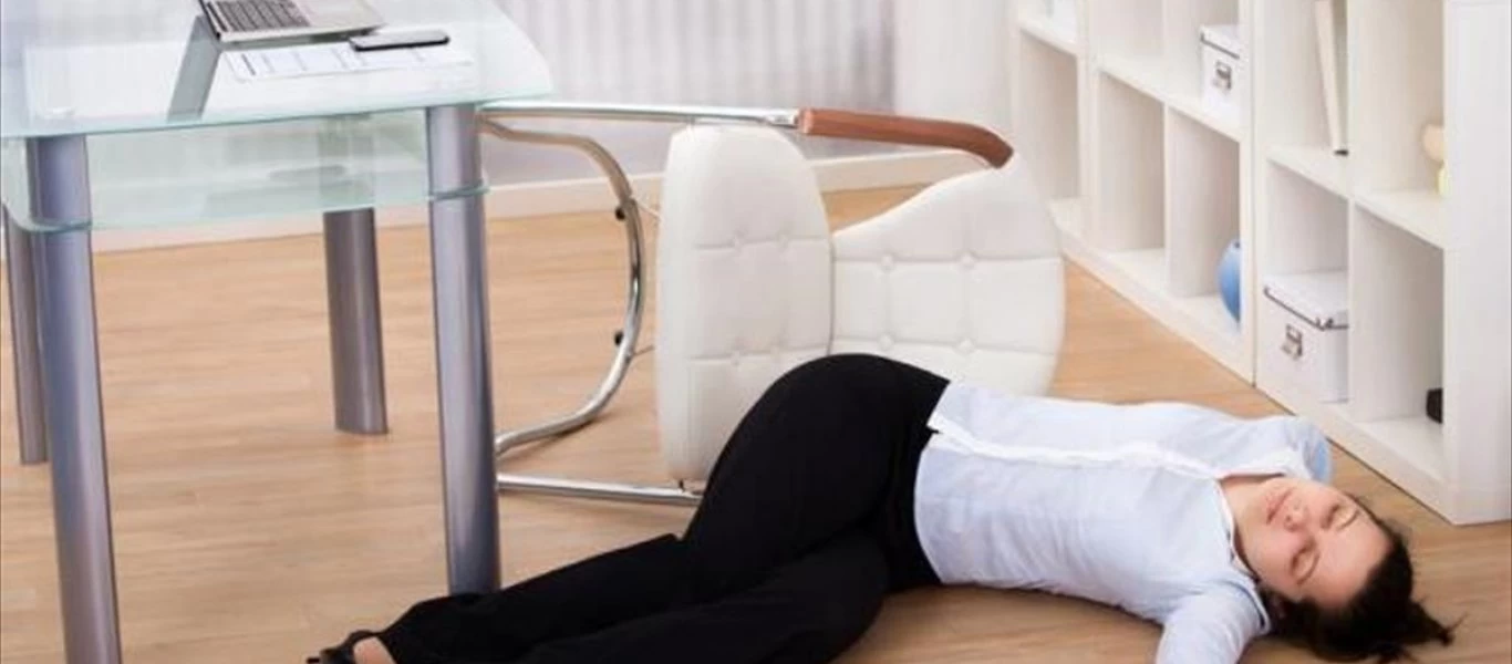 Tι πρέπει να κάνεις αν νιώσεις πως σου έρχεται λιποθυμία; (βίντεο)